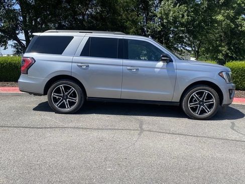 Used 2021 Ford Expedition Limited AWD/4WD image 2