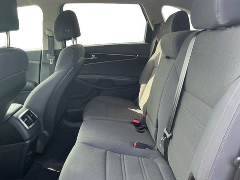 Used 2017 Kia Sorento L image 13