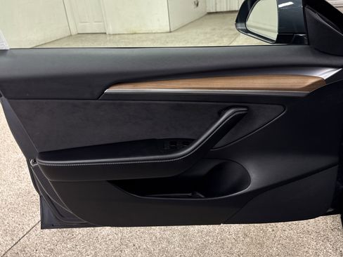 Used 2023 Tesla Model 3 Standard Range image 3