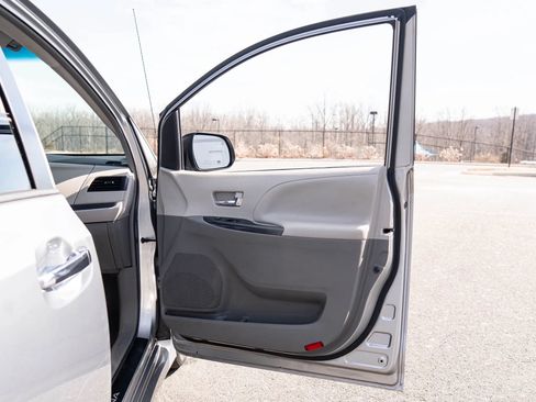 Used 2014 Toyota Sienna SE FWD image 40