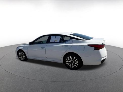 Used 2025 Nissan Altima 2.5 SV FWD image 10