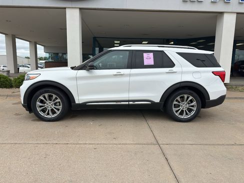 Used 2023 Ford Explorer Limited w/ Equipment Group 301A RWD image 4