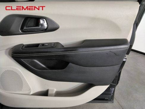 Used 2023 Chrysler Pacifica Touring-L FWD image 33