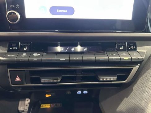 Used 2025 Toyota Camry SE w/ Convenience Package FWD image 23