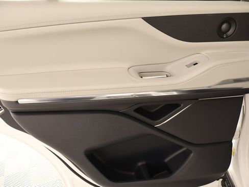 New 2026 Lincoln Navigator Premiere AWD/4WD image 17