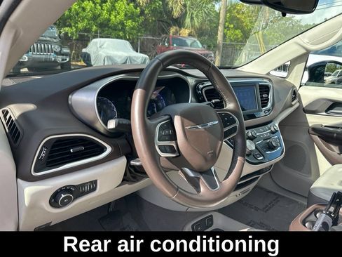 Used 2018 Chrysler Pacifica Touring-L FWD image 11