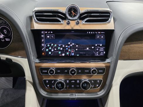 Used 2024 Bentley Bentayga Extended Wheelbase image 20