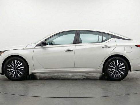 Used 2025 Nissan Altima 2.5 SV FWD image 5