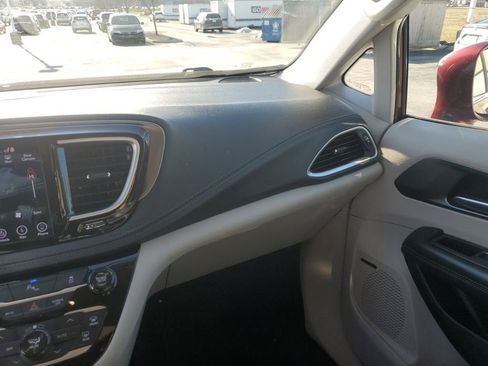 Used 2018 Chrysler Pacifica Limited image 27