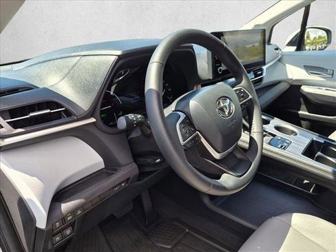 Used 2025 Toyota Sienna XLE w/ XLE Plus Package AWD/4WD image 10