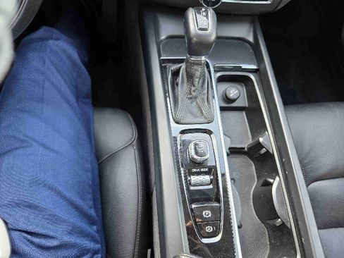 Used 2018 Volvo XC60 T6 Momentum w/ Convenience Package image 15