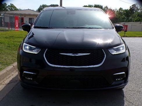 Used 2026 Chrysler Pacifica Limited FWD image 8