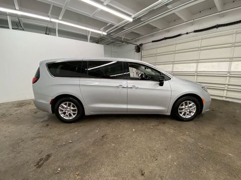 Used 2024 Chrysler Pacifica Touring-L FWD image 7