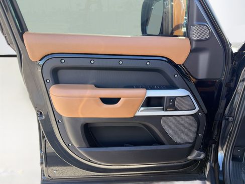 Used 2023 Land Rover Defender 130 X-Dynamic SE image 23