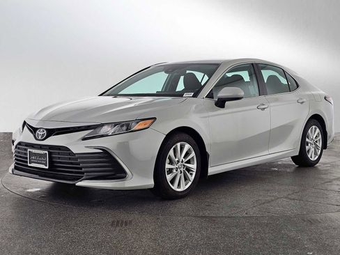 Used 2024 Toyota Camry LE image 7