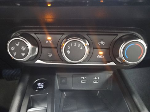 Used 2025 Nissan Kicks SV AWD/4WD image 19
