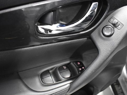 Used 2018 Nissan Rogue S AWD/4WD image 14