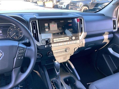 Used 2025 Nissan Frontier SV image 17