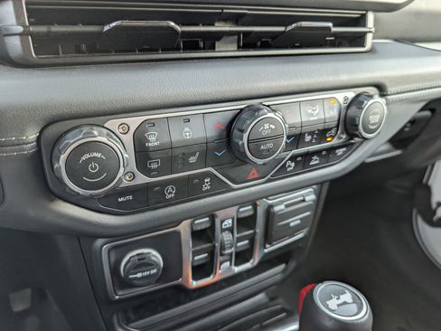 Used 2025 Jeep Wrangler Sahara w/ Safety Group image 19