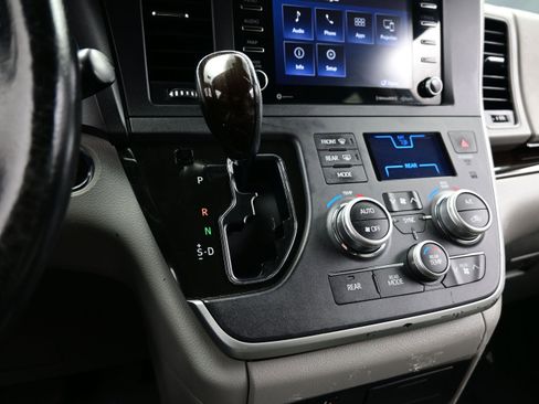 Used 2020 Toyota Sienna XLE FWD image 21