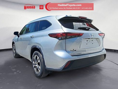 Used 2021 Toyota Highlander XLE AWD/4WD image 3