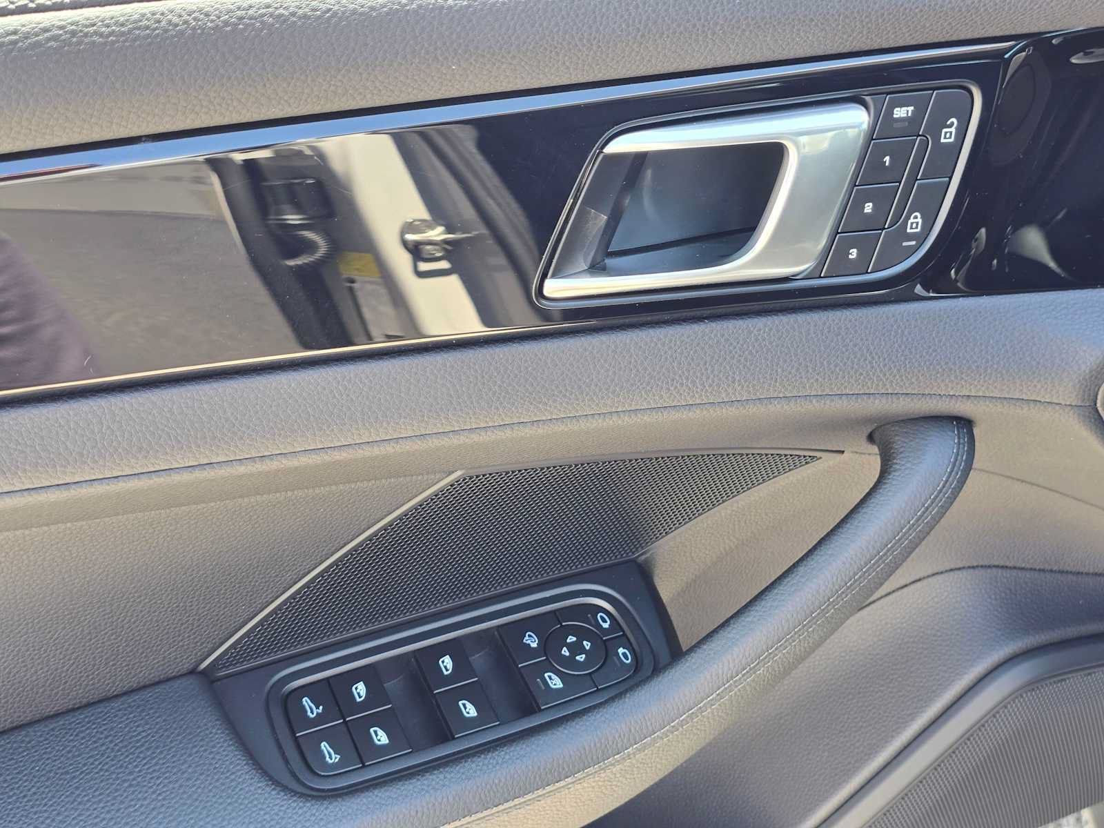 Used 2023 Porsche Panamera RWD image 23