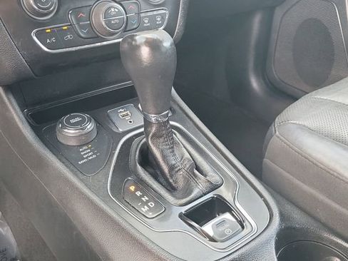 Used 2019 Jeep Cherokee Limited image 30