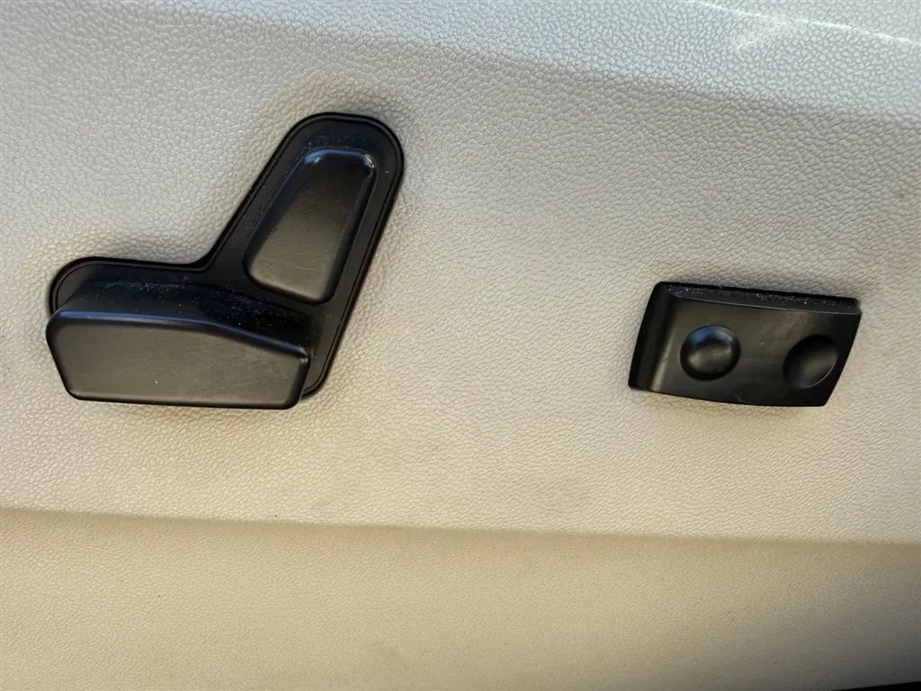 Used 2016 Dodge Grand Caravan SXT w/ UConnect Hands-Free Group FWD image 19