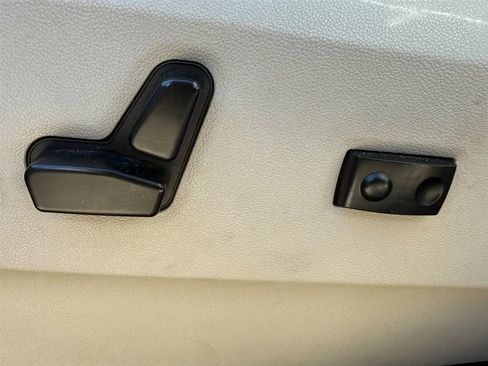 Used 2016 Dodge Grand Caravan SXT w/ UConnect Hands-Free Group FWD image 19