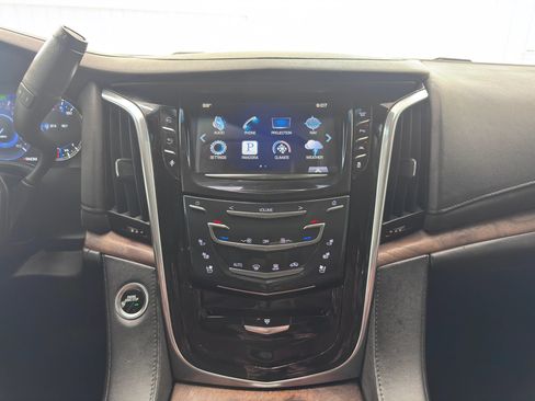 Used 2016 Cadillac Escalade Luxury RWD image 19