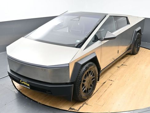 Used 2024 Tesla Cybertruck AWD Crew Cab image 50