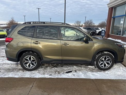 Used 2024 Subaru Forester Premium image 9