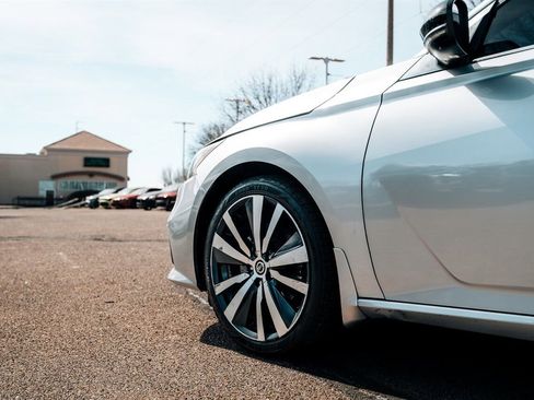 Used 2019 Nissan Altima 2.5 SR w/ SR Premium Package image 12