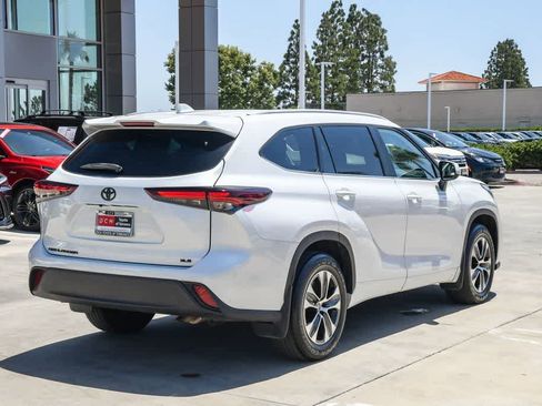 Used 2024 Toyota Highlander XLE FWD image 9