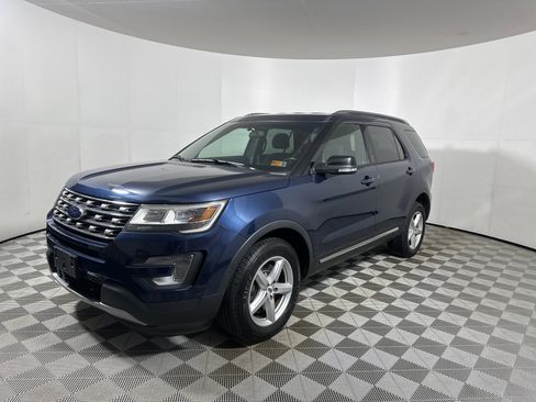 Used 2017 Ford Explorer XLT image 3