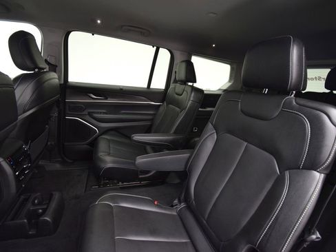 Used 2023 Jeep Grand Cherokee L Limited w/ Luxury Tech Group II image 18