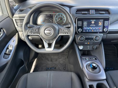 Used 2025 Nissan Leaf S image 22