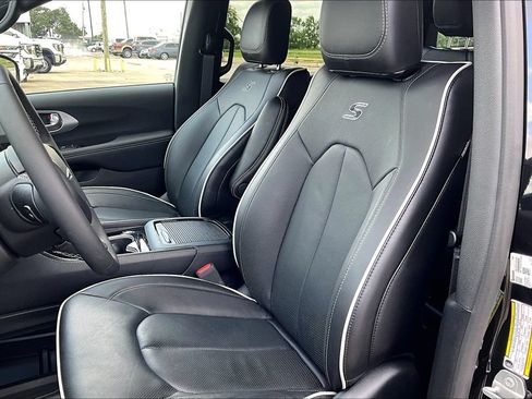 New 2025 Chrysler Pacifica Premium FWD image 8