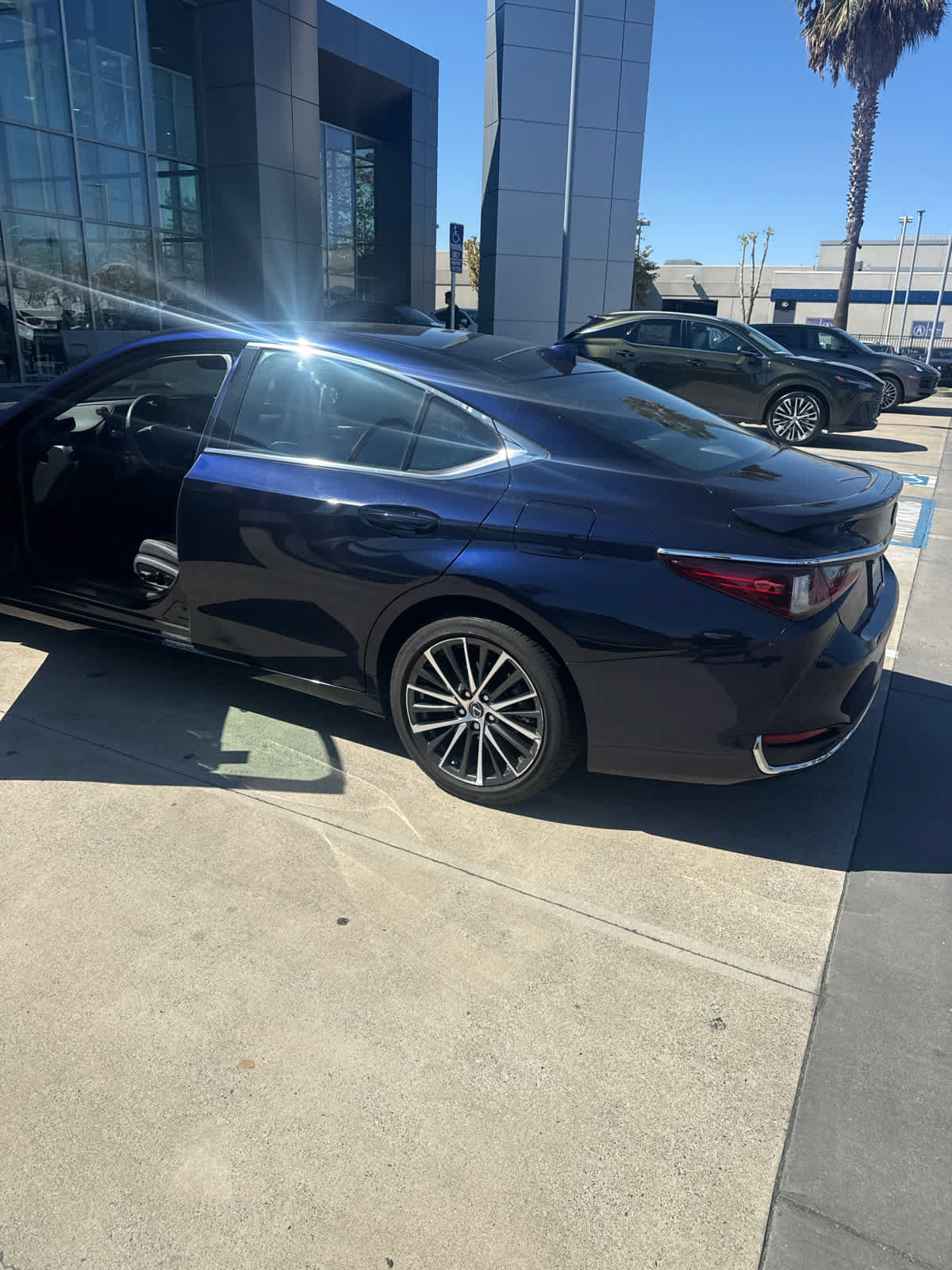 Used 2024 Lexus ES 300h w/ Premium Package FWD image 2