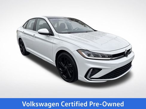 Certified 2025 Volkswagen Jetta SE w/ Sunroof Package image 8