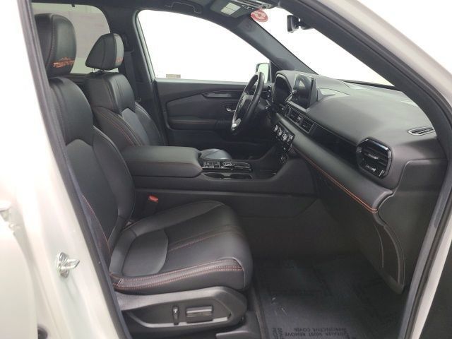 Used 2025 Honda Pilot TrailSport image 14
