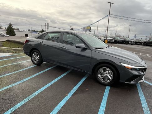 Certified 2025 Hyundai Elantra SE image 7