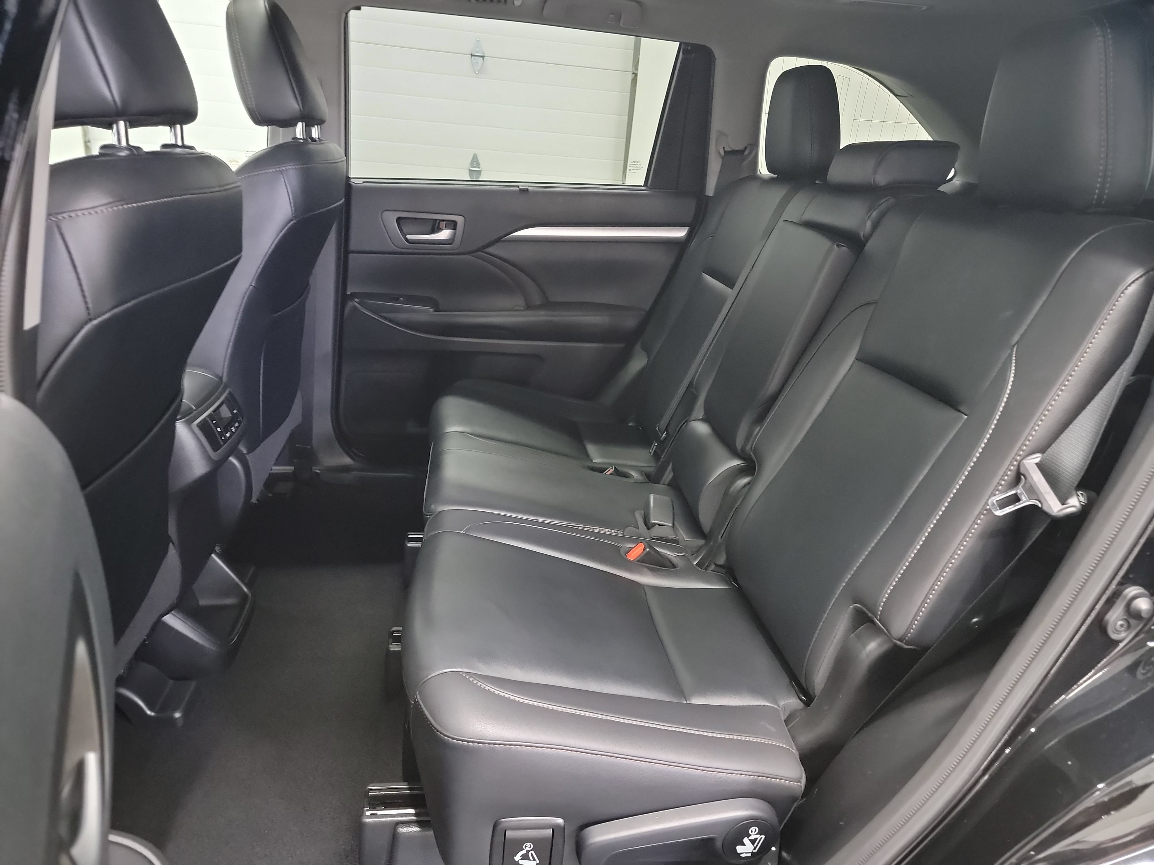 Used 2019 Toyota Highlander XLE w/ Carpet Mat Package (TMS) AWD/4WD image 28