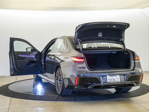 Certified 2025 BMW i7 eDrive50 w/ M Sport Package RWD image 27
