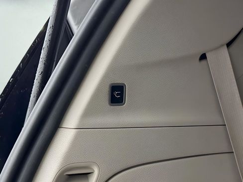 Used 2019 Chrysler Pacifica Touring-L image 27