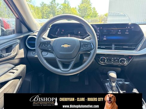 Used 2025 Chevrolet Trax LT FWD image 15