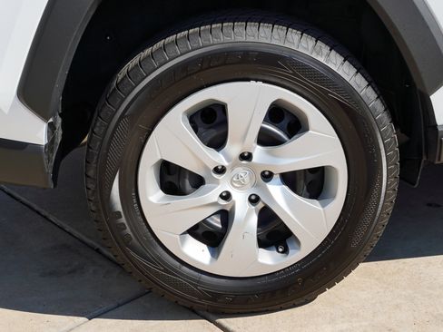 Used 2022 Toyota RAV4 LE AWD/4WD image 11