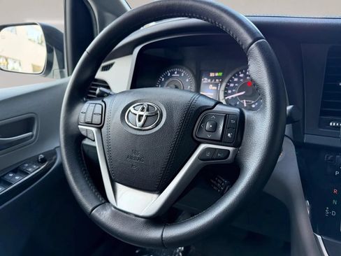 Used 2020 Toyota Sienna XLE w/ XLE Navigation Package FWD image 20