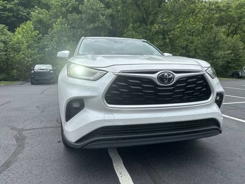 Used 2023 Toyota Highlander LE FWD image 11