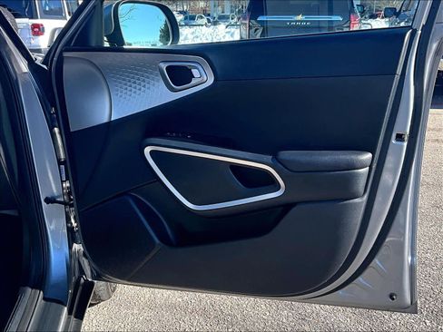 Used 2023 Kia Soul LX w/ LX Technology Package image 12